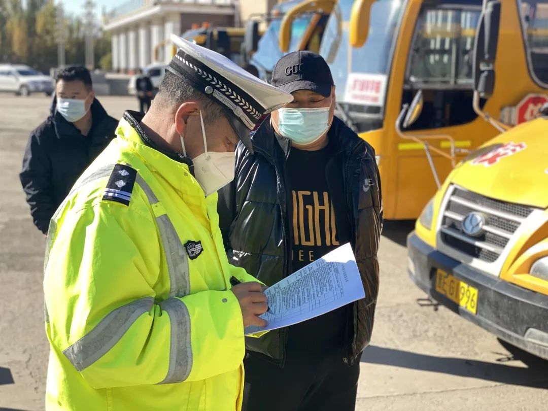 國(guó)慶安全行 | 大慶交警聯(lián)合教育局組織開(kāi)展秋季校車(chē)安全大檢查