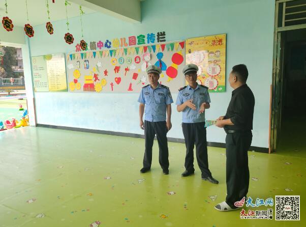 樂平交警進(jìn)幼兒園開展校車安全大檢查