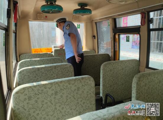 樂平交警進(jìn)幼兒園開展校車安全大檢查