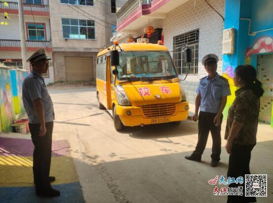 樂平交警進(jìn)幼兒園開展校車安全大檢查