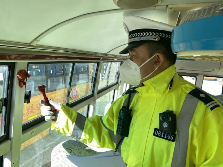 大慶交警：給校車“體檢” 擰緊校車“安全閥”