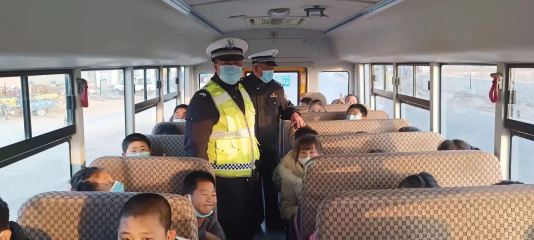 一盔一帶 | 洮南交巡警為乘校車學生系緊安全帶