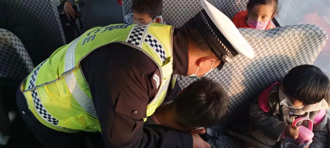 一盔一帶 | 洮南交巡警為乘校車學生系緊安全帶