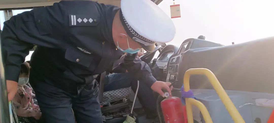 一盔一帶 | 洮南交巡警為乘校車學生系緊安全帶