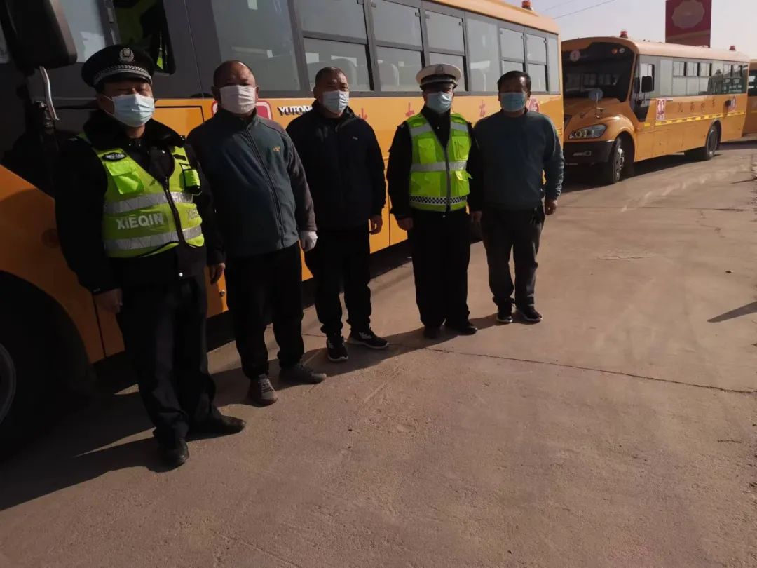 一盔一帶 | 洮南交巡警為乘校車學生系緊安全帶