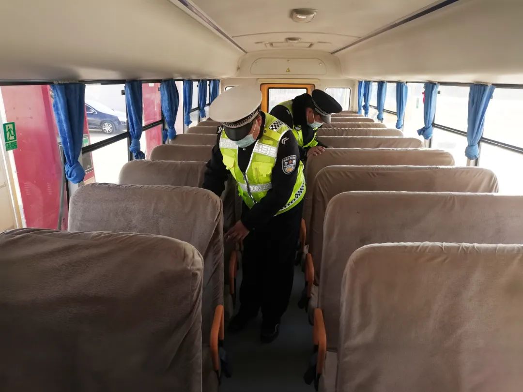 一盔一帶 | 洮南交巡警為乘校車學生系緊安全帶