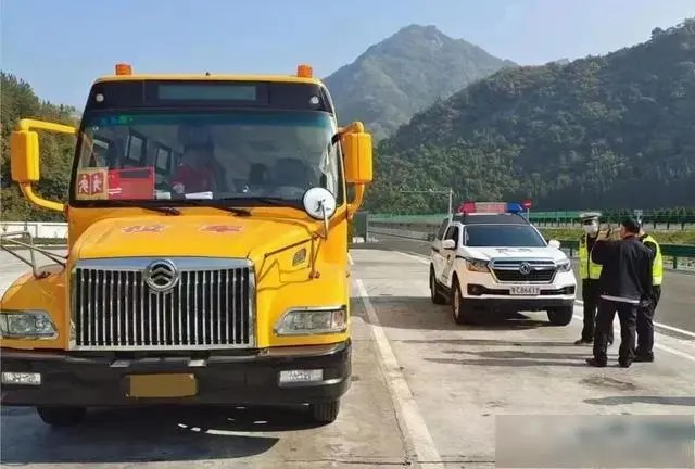 校車在高速上這樣做被罰，十堰三部門：約談！