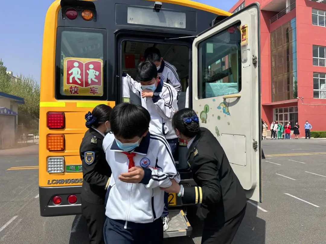 守護安全 共促發展 | 城運控股集團交運溫馨校車城陽分公司開展應急逃生演練活動