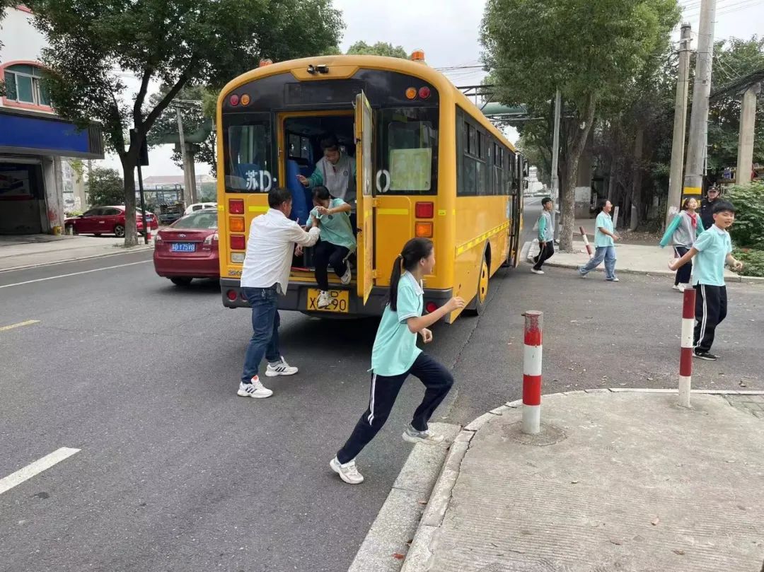 橫林初級中學開展校車安全演練活動
