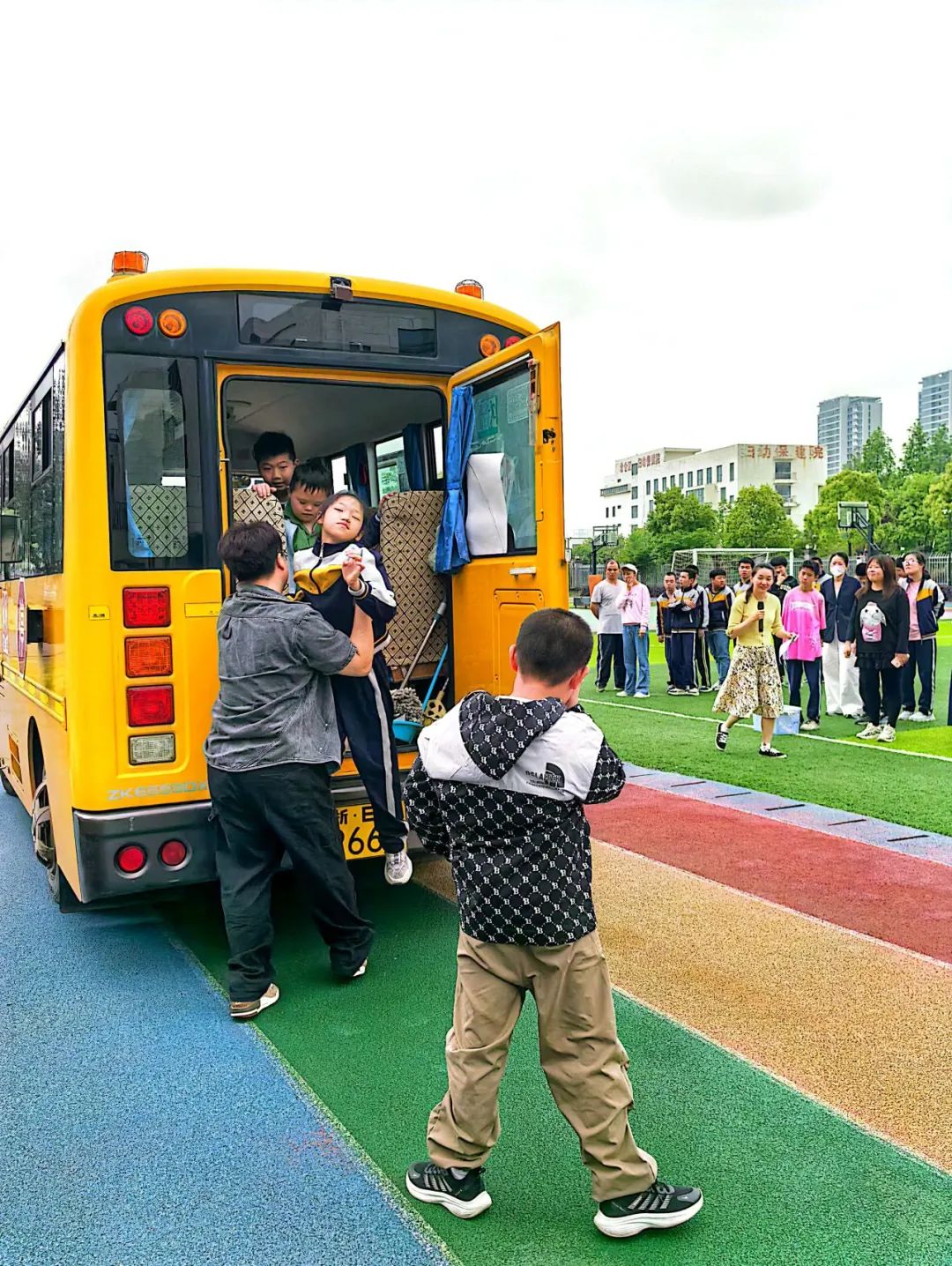 “為愛護航 平安出行 ” 陽光學校校車安全應急演練