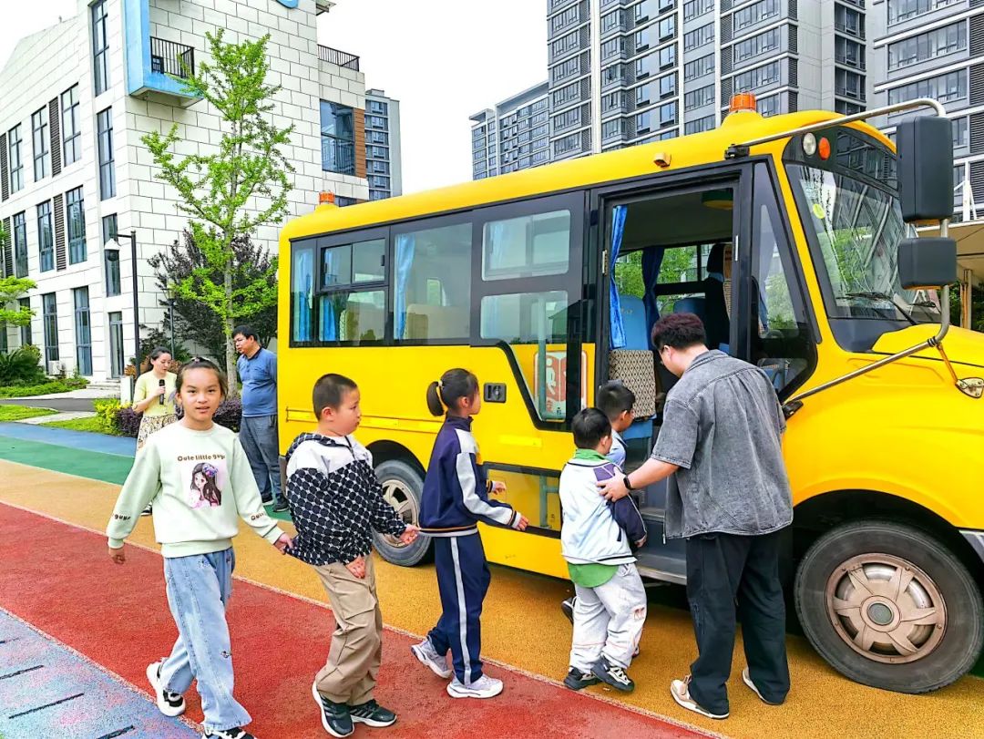 “為愛護航 平安出行 ” 陽光學校校車安全應急演練