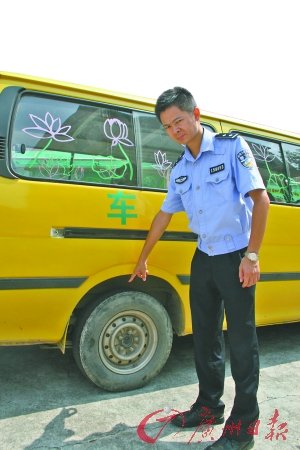 交警對(duì)校車進(jìn)行排查
