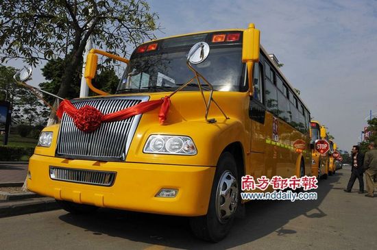 廣東順德購買最牛校車 完全按美式校車標準建造