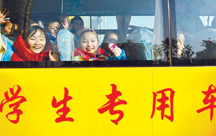 體驗乘坐“大鼻子”校車