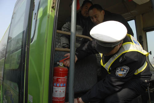 對車輛的安全設施進行檢查
