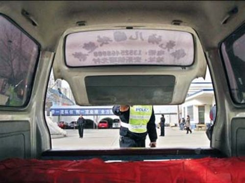 洛陽(yáng)7座幼兒園校車塞24個(gè)娃 司機(jī)無(wú)駕照 汽車之家
