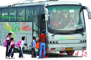 公交司機：下班后還要開“校車”真累！（圖）