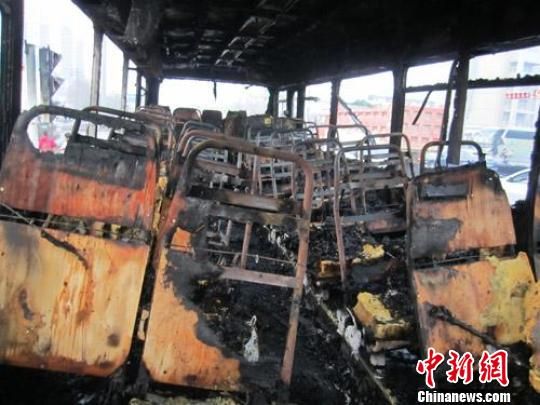 河北保定一輛未載學生校車起火(圖)