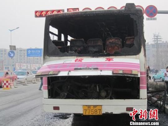 河北保定一輛未載學生校車起火(圖)