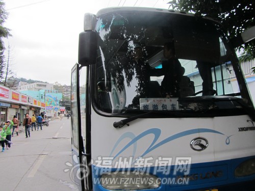 拿“旅游包車”充當校車　警方處罰兩名校車司機