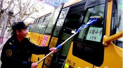 每輛虧7000 青島校車運(yùn)營難(圖)