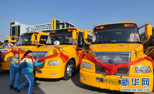 長(zhǎng)鼻子校車開進(jìn)農(nóng)村 農(nóng)村娃坐上安全校車(圖)