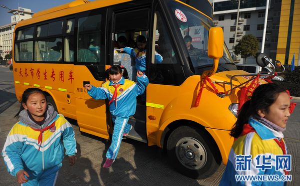 長(zhǎng)鼻子校車開進(jìn)農(nóng)村 農(nóng)村娃坐上安全校車(圖)