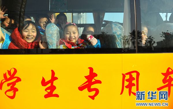 長(zhǎng)鼻子校車開進(jìn)農(nóng)村 農(nóng)村娃坐上安全校車(圖)