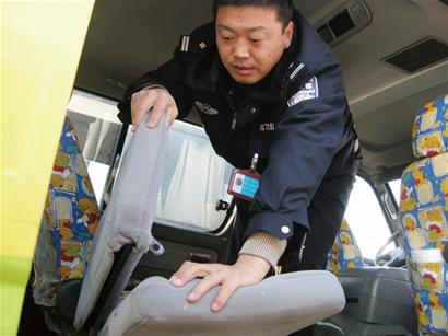 校車(chē)：滅火器失效安全帶沒(méi)裝(圖)