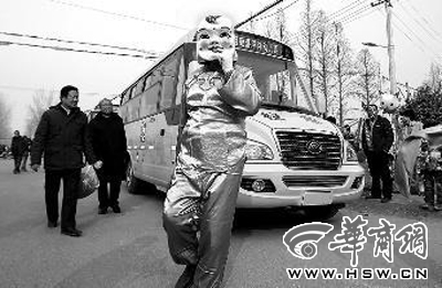 戶縣一幼兒園喜迎2輛新校車 車內學生都配安全帶