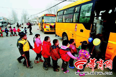 戶縣一幼兒園喜迎2輛新校車 車內學生都配安全帶