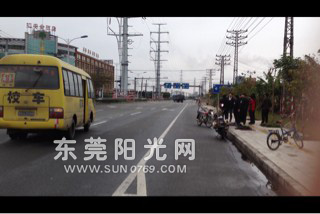 中堂：女子沖出馬路攔截校車 躺在路邊(圖)