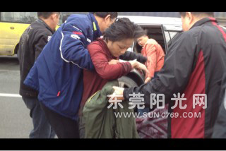 中堂：女子沖出馬路攔截校車 躺在路邊(圖)