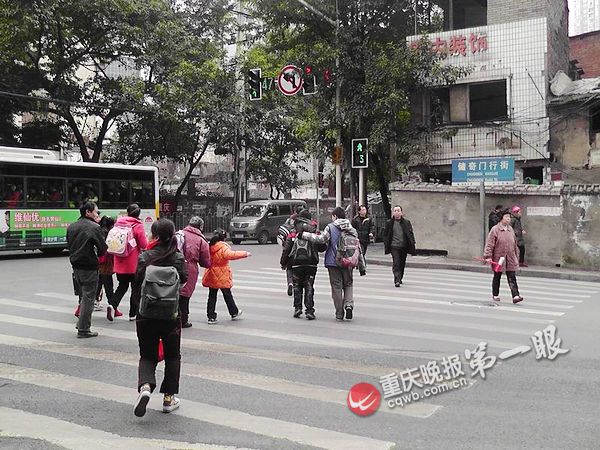 儲奇門平臺為校車護航 積極開展天使護衛行動