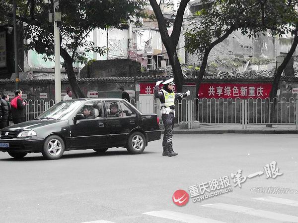 儲奇門平臺為校車護航 積極開展天使護衛行動