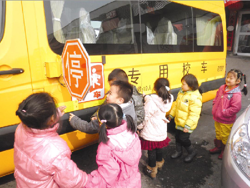 烏魯木齊首輛專業校車開進幼兒園