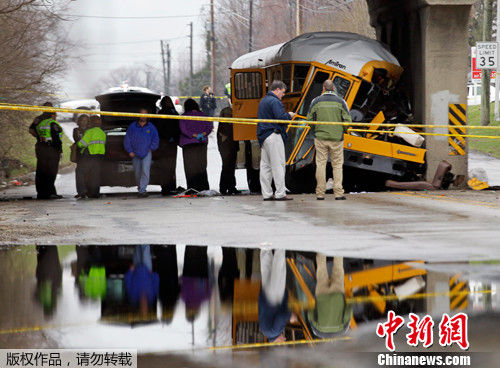 美國(guó)印第安納發(fā)生校車撞橋墩事故 致2死12傷