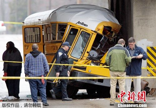 美國(guó)印第安納發(fā)生校車撞橋墩事故 致2死12傷