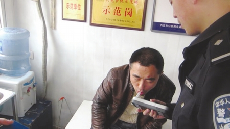 幼兒園校車司機酒后駕駛接學生途中出車禍