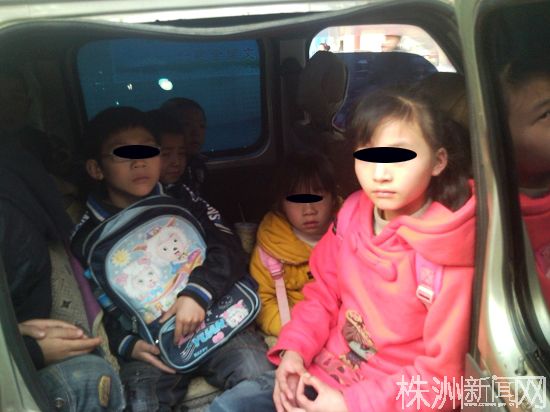 株洲市：荷塘區星光小學路邊的黑校車被查