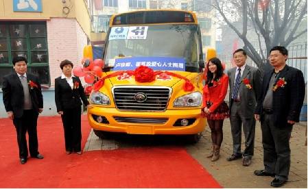 盧俊卿、翟慕政共同捐贈的平安校車開進陜西淳化