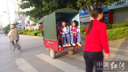 如此危險的“校車”為何還能堂而皇之地上路?