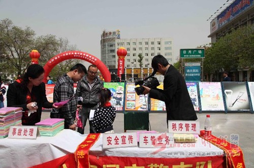忻州交警集中開展“4-30”暨五一交通安全宣傳活動（圖）