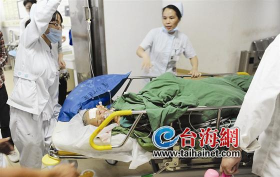 剛下校車就被拖頭車撞倒 9歲男孩被送進(jìn)ICU病房