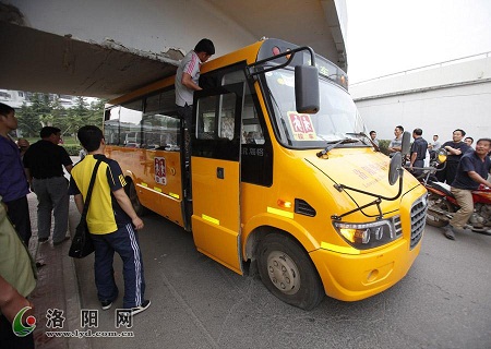 洛陽：司機不看限高 校車被卡橋下