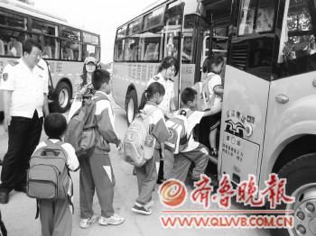 大鼻子校車開進(jìn)山溝(圖)