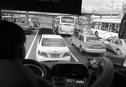 與校車搶道多發生 校車優先如何保障？