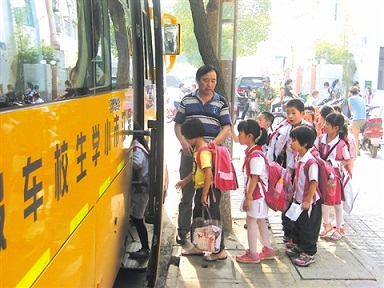 吳江:校車當“戰斗機” 網友批“特權”