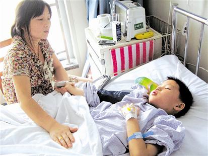 江夏：8歲男童校車(chē)內(nèi)摔癱瘓