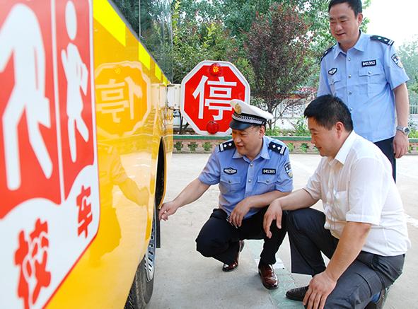 阜南交警開展校車暑期安全檢查(圖)